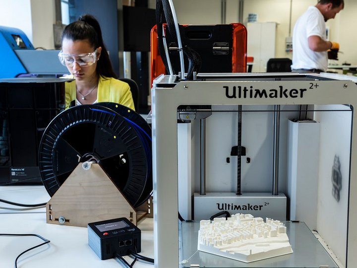 Workshops 3D-Drucker mit Modell und Personen im technischen Labor