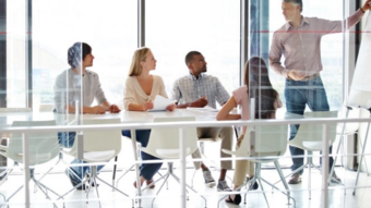 Nachhaltiges Handwerk Männer und Frauen bei einer Besprechung im Büro mit Präsentation an Whiteboard