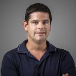 Das lvh-Team Porträt eines Mannes in dunkelblauem Polohemd vor grauem Hintergrund