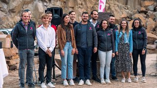 Junghandwerker Gruppe von zwölf Personen steht draußen vor Felsen für ein Gruppenfoto