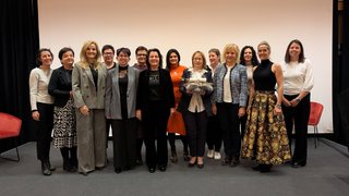 Frauen im Handwerk Gruppe von Frauen steht auf Bühne vor weißem Hintergrund