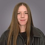 Das lvh-Team Junge Frau mit langen braunen Haaren und schwarzer Lederjacke vor grauem Hintergrund