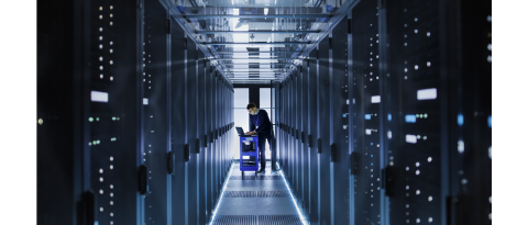 Digitale Lösungen Techniker überprüft Server in einem Rechenzentrum