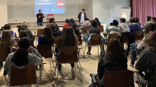 Junghandwerker Jugendliche sitzen in einem Seminarraum und hören zwei Vortragenden zu