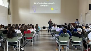Junghandwerker Vortrag über Handwerksberufe mit Publikum in einem Saal