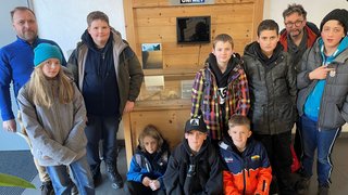 Junghandwerker Gruppe von Kindern und zwei Erwachsenen vor Uni Met Ausstellung