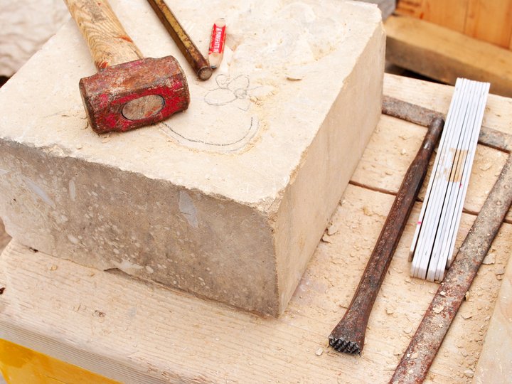 Steinmetze und Steinbildhauer Werkzeuge auf einem Steinblock für Steinmetzarbeiten