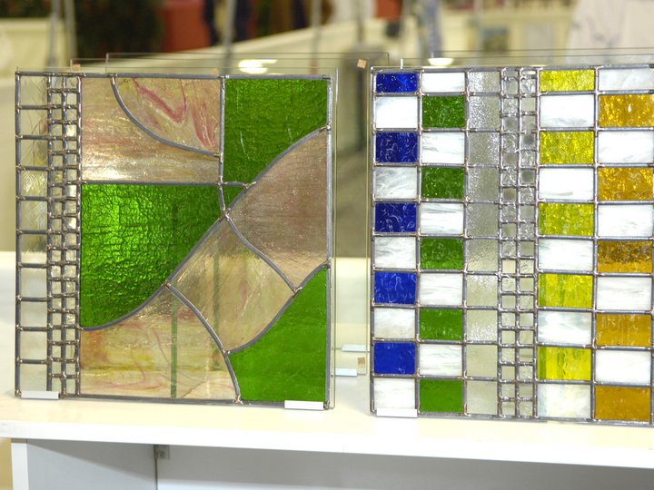 Glaser Zwei dekorative Glasplatten mit farbigen Mustern aus Grün, Blau, Gelb und Rot