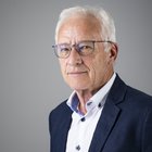 Öffentliche Förderungen und Nuova Sabatini Porträt eines älteren Mannes mit Brille in Anzug vor grauem Hintergrund