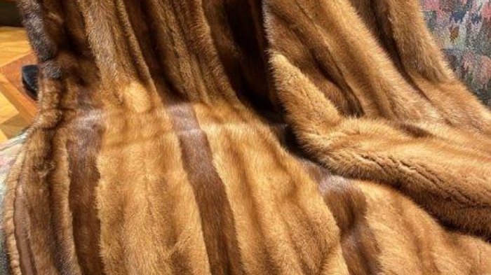 Kürschner Braune Pelzdecke auf Sessel drapiert