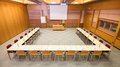 Vermietung Seminarräume Gut ausgestatteter Konferenzraum mit U-förmig angeordneten Tischen und Stühlen