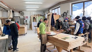 Junghandwerker Menschen in einer Holzwerkstatt bei einer Anleitung