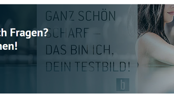 Klappboxen Frau im Schwimmbecken mit Text zur Kundenhilfe