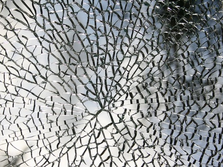 Glaser Nahaufnahme von zerbrochenem Glas mit Rissen