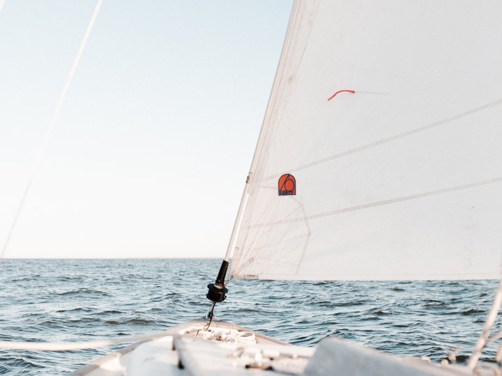 Workshops Blick vom Segelboot auf das Meer bei klarem Himmel