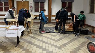 Junghandwerker Jugendliche bei Zimmerer- und Maurerarbeiten in einer Werkstatt