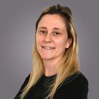 Weiterbildung Porträt einer lächelnden Frau mit langem blondem Haar vor grauem Hintergrund