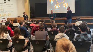 Junghandwerker Schulklasse hört Präsentation mit Projektionsfolie im Klassenraum