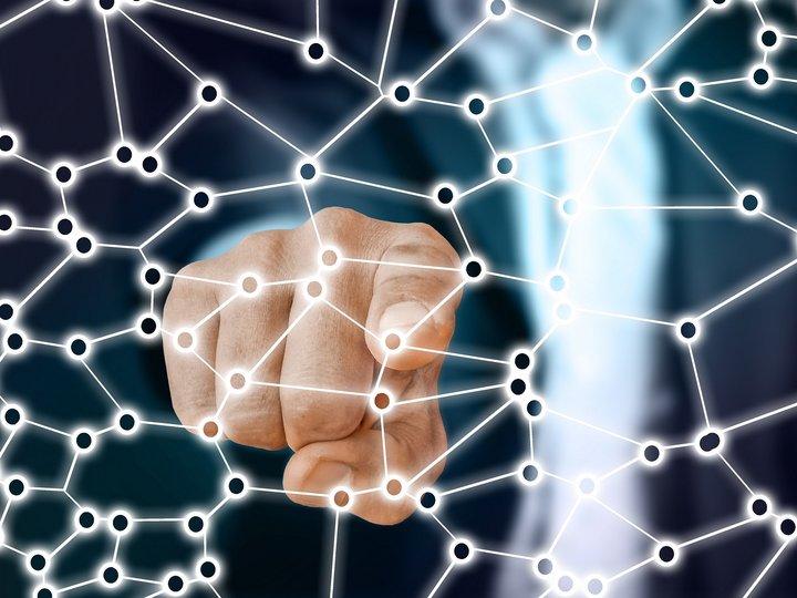 Öffentliche Aufträge Hand tippt auf digitales Netzwerk mit verbundenen Punkten und Linien