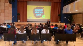 Junghandwerker Schüler hören Vortrag in Aula mit Präsentation Du machst Menschen happy
