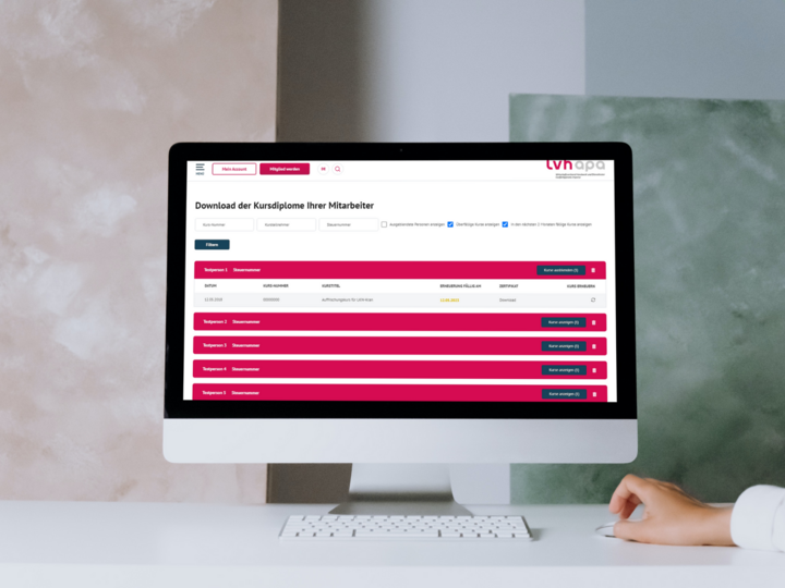 Kursdiplom-Download Computerbildschirm zeigt Downloadseite für Kursdiplome von Mitarbeitern