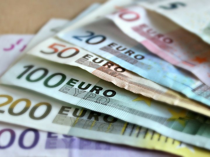 Öffentliche Aufträge Nahaufnahme verschiedener Euro-Banknoten in verschiedenen Werten