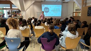 Junghandwerker Jugendliche sitzen in einem Klassenzimmer und hören einem Vortrag zu