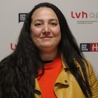 Speiseeishersteller Frau mit langen schwarzen Haaren trägt gelbe Jacke und rotes Oberteil vor weißem Hintergrund