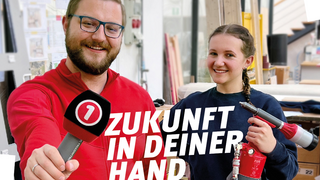 Berufsbildung Mann mit Mikrofon und Frau mit Werkzeug lächeln in Werkstatt Zukunft in deiner Hand