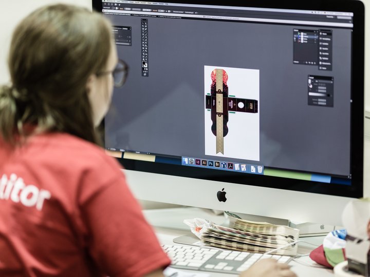 Mediendesigner Person gestaltet Verpackungsdesign am Computer im Grafikprogramm
