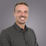 Das lvh-Team Porträt eines lächelnden Mannes mit kurzem Bart und gemustertem Hemd