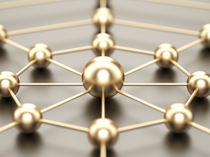 Zusammenarbeit & Netzwerke Goldene Kugeln verbunden durch Stäbe als symbolisches Netzwerkmodell