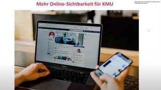 Webinare Person nutzt Laptop und Smartphone zur Steigerung der Online-Sichtbarkeit für KMU