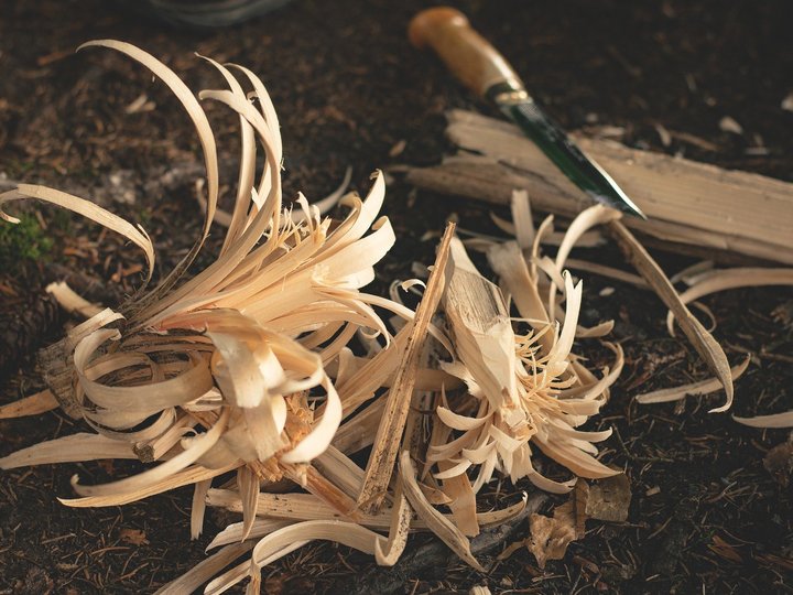 Maschinenschnitzer Holzspäne und Messer zum Schnitzen auf Waldboden