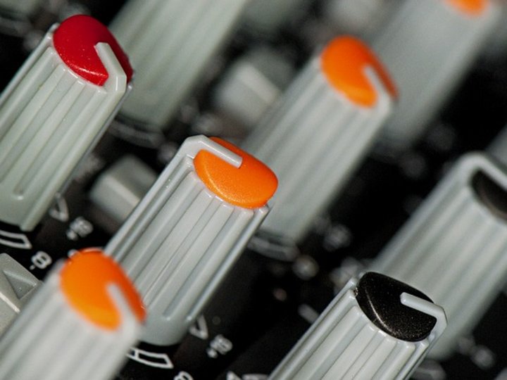 Kommunikationstechniker Mixer-Knöpfe mit farbigen Markierungen für Audio-Einstellungen