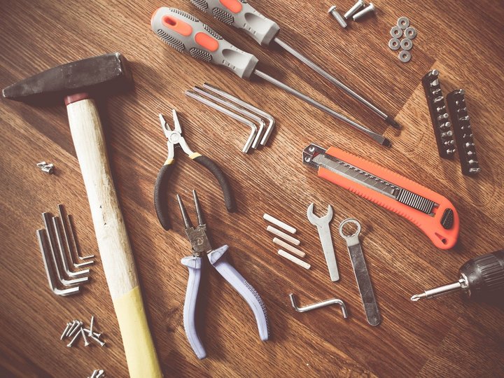 Feuerungstechniker Verschiedene Werkzeuge auf einem Holztisch angeordnet