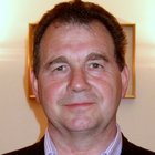 Gold- und Silberschmiede Porträt eines lächelnden Mannes in gestreiftem Hemd und dunklem Sakko