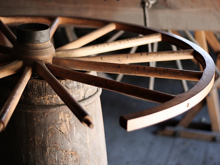 Binder, Drechsler, Wagner Holzrad mit Speichen in einer Werkstatt