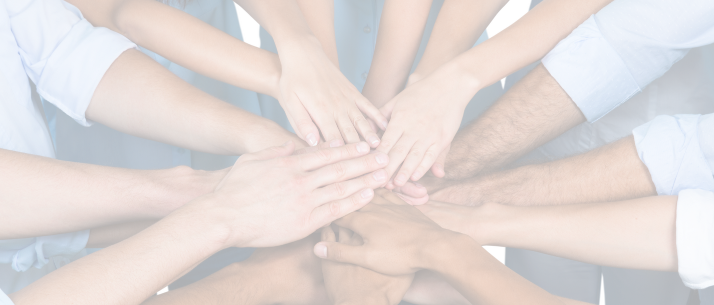 Bozen Stadt Mehrere Hände übereinander als Zeichen für Teamarbeit