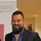 Nahrungsmittel Lächelnder Mann mit Bart vor einem LVH apa Banner