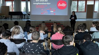 Junghandwerker Schulklassen sehen Vortrag zu Junghandwerkern auf großer Leinwand