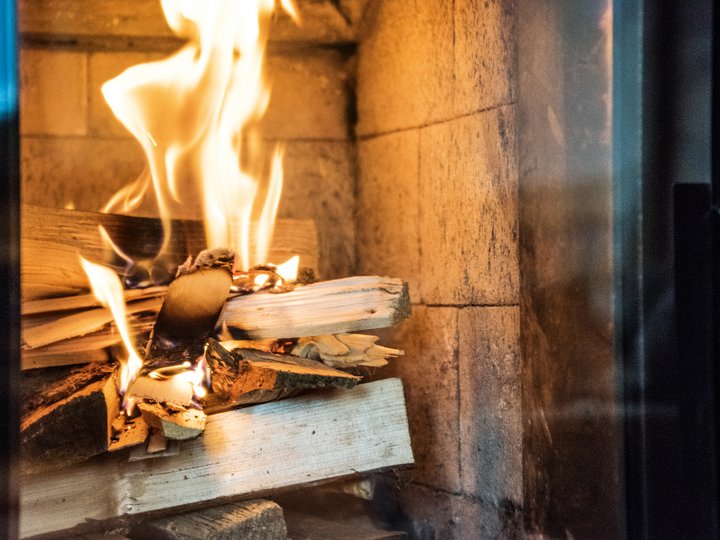 Hafner Brennendes Holzfeuer in einem geschlossenen Kamin
