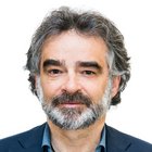 Kürschner Porträt eines Mannes mittleren Alters mit Bart und grauen Haaren in blauem Sakko