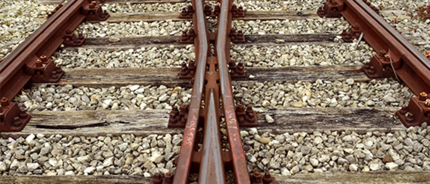 Workshops Weiche an Eisenbahnschienen auf Kiesbett mit Holzbalken