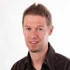 Verzierungsbildhauer Porträt eines Mannes mit kurz gestyltem Haar und gestreiftem Hemd vor weißem Hintergrund