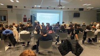 Junghandwerker Schulklasse hört zu bei einer Präsentation über Schuster-Ausbildung in einem Klassenzimmer.