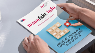 Förderungen und Finanzierungen Person hält Magazin manufakt info über Versicherungen für Handwerksbetriebe