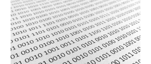 Digitale Lösungen Nahaufnahme von Papier mit gedrucktem Binärcode in schwarzen Zahlen