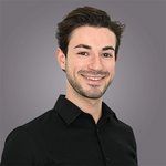 Das lvh-Team Porträt eines lächelnden jungen Mannes vor grauem Hintergrund