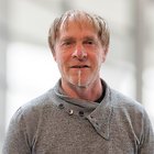 Schmiede und Schlosser Porträt eines älteren Mannes mit grauem Pullover und kurzem Bart